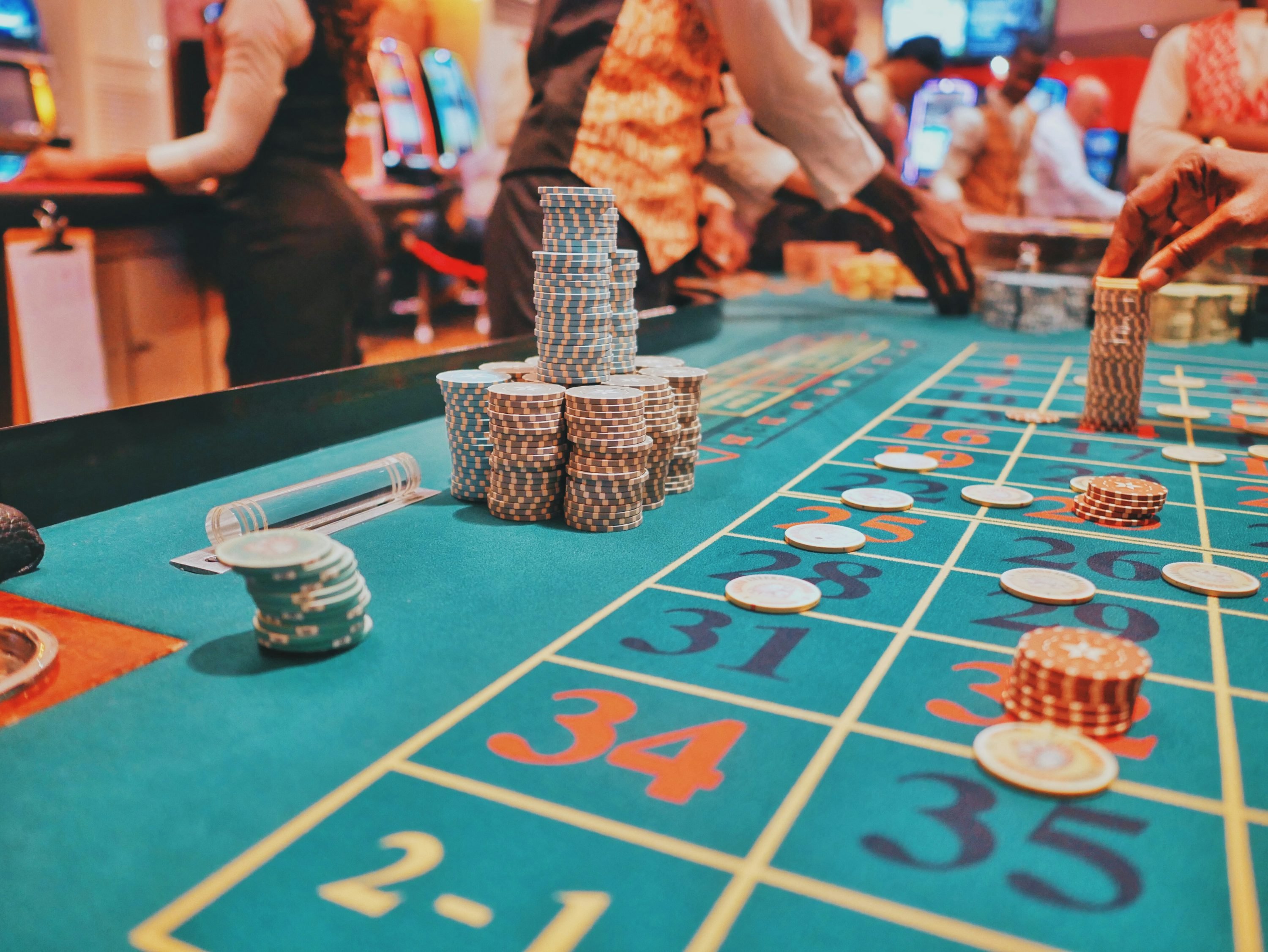 Pemain Indonesia menikmati sesi live casino dari perangkat mobile vio88 di rumah
